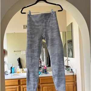 LULULEMON Wunder Train High Rise 25”. White Camo
EUC. 
Size 8